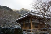 本堂と小倉山に淡雪